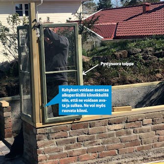 Kasvihuone vanhoista ikkunoista Kasvihuone vanhoista ikkunoista